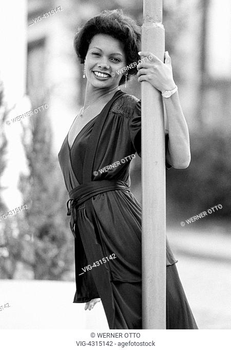 BRASILIEN, SABARA, 10.06.1981, Eighties, black and white photo, people, young girl in a photo session, Brazilian, summer dress, Brazil, Minas Gerais, Sabara