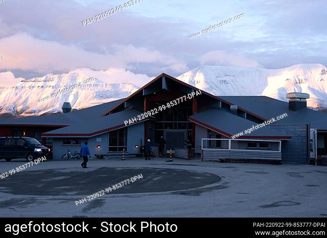 10 September 2022, Norway, Pyramiden: Mountains covered with snow behind Radisson Blu Polar Hotel. Photo: Sebastian Kahnert/dpa