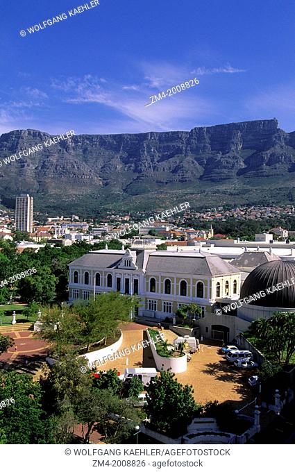 SOUTH AFRICA, CAPE TOWN, VIEW OF SOUTH AFRICAN MUSEUM, TABLE MOUNTAIN IN BACKGROUND