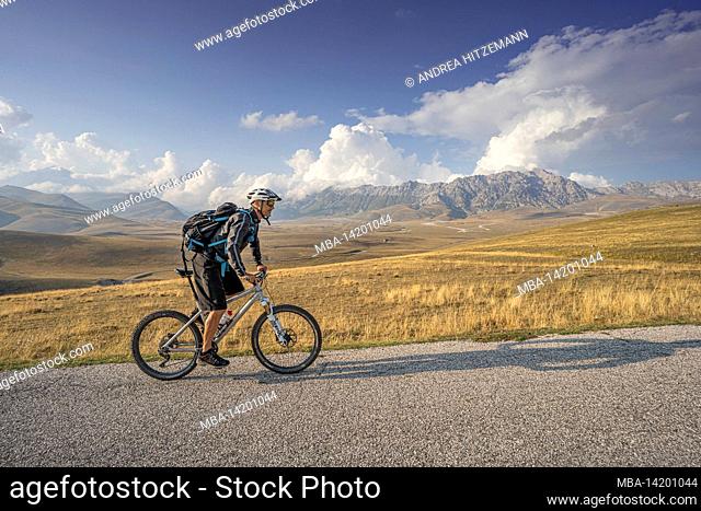 Mountain bikers on a mountain road near Santo Stefano di Sessiano, Abruzzo, Italy
