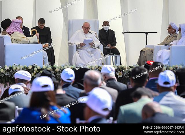 06 March 2021, Iraq, Nasiriyah: Pope Francis (C) delivers a speech during an interreligious meeting in the Sumerian city-state Ur