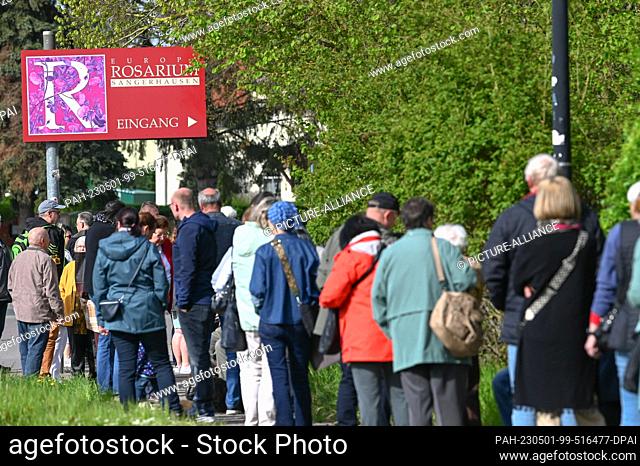 01 May 2023, Saxony-Anhalt, Sangerhausen: A long line of visitors waits outside the entrance to the Rosarium. The Europa-Rosarium Sangerhausen has opened its...