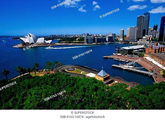 AUSTRALIA, SYDNEY, VIEW OF SYDNEY HARBOR WITH OPERA HOUSE, HYATT HOTEL IN FOREGROUND