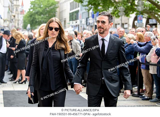 31 May 2019, Bavaria, Munich: Film producer Oliver Berben and his wife Katrin come to the public funeral service for Hannelore Elsner in the church St