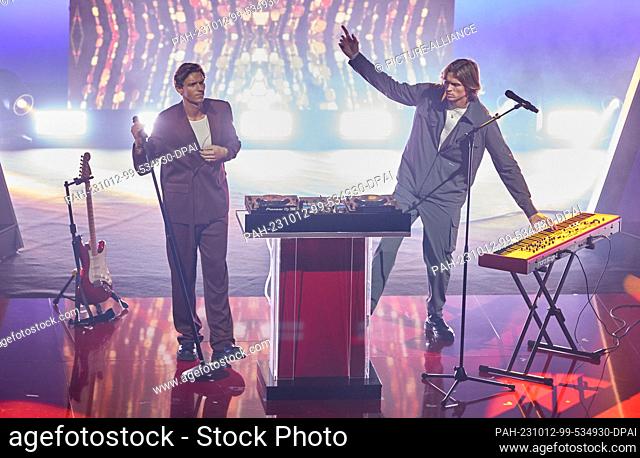 11 October 2023, Hamburg: Musicians Felix (r) and Lucas from the duo Fast Boy are on stage during the gala ""Die Goldene Bild der Frau"" at the Stage Theater...