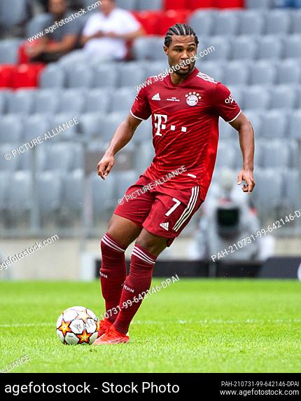 31 July 2021, Bavaria, Munich: Football: Test matches, FC Bayern München - SSC Napoli at Allianz Arena. Serge Gnabry from Munich plays the ball