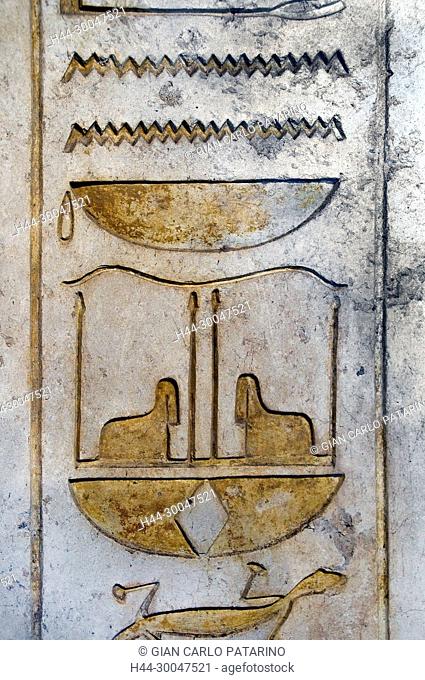 Luxor, Egypt. Temple of Merenptah (Baenra Meriamon) XIX° dyn. son of Ramses II the Great: hieroglyps on a wall