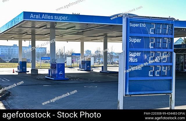08 March 2022, Brandenburg, Frankfurt (Oder): No customers at a gas station where, among other things, the liter of diesel costs 2.249 euros