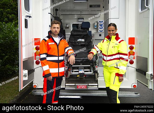 Actor Dominik FLADE is preparing for his role as paramedic Yannick Ziegler, here with the paramedic of the German Red Cross DRK, Dana ODENDAHL