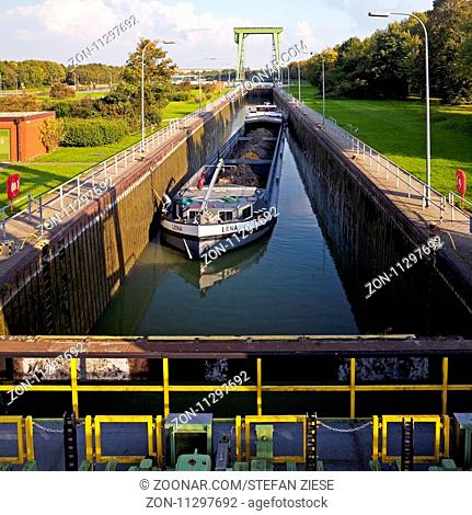 Grosse Schleuse Friedrichsfeld mit Frachtschiff, Wesel-Datteln-Kanal, Voerde, Niederrhein, Ruhrgebiet, Nordrhein-Westfalen, Deutschland, Europa