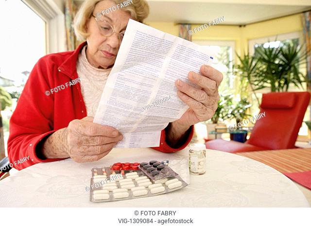 DEU GERMANY, ETTLINGEN, 03.04.2009, Elderly Person reads instruction leaflet - Ettlingen, Baden-Württe, DEU Germany, 03/04/2009
