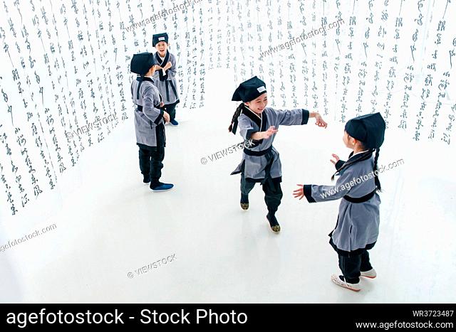 Wear hanfu pupils play in calligraphy
