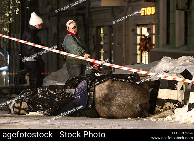 RUSSIA, MOSCOW - NOVEMBER 30, 2023: A dead horse is pictured in Kuznetsky Most Street. The horse died after touching a naked wire