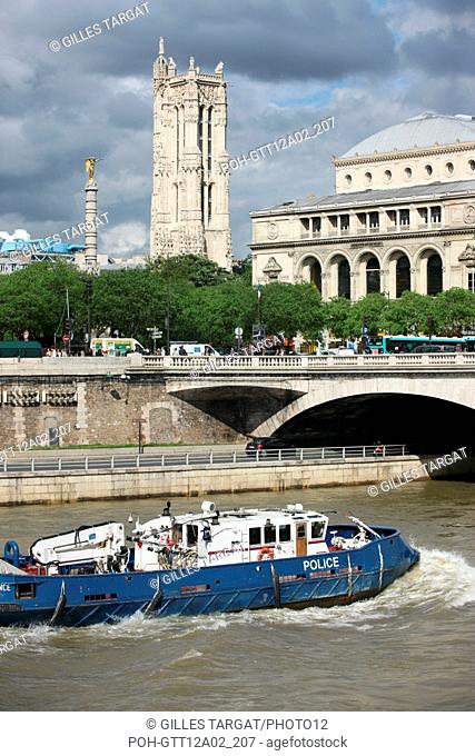 France, ile de france, paris 1er arrondissement, place du chatelet vue depuis la rive d'en face, Seine colonne, theatre de la ville, tour saint jacques