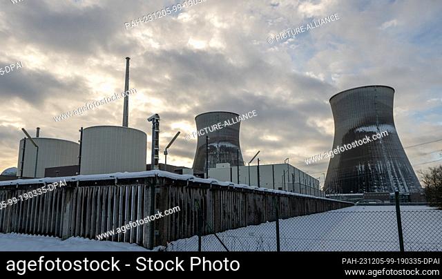 02 December 2023, Bavaria, Gundremmingen: On the site of the former nuclear power plant, there is a hall in front of the cooling towers where nuclear waste is...