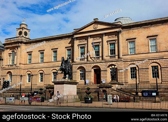 Edinburgh, General Register House in Princes Street, in front of it the statue of the Duke of Wellington, General Register Office for Scotland, Scotland