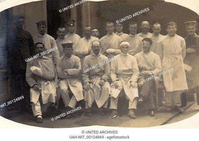 Das ärztliche Personal mit Patienten in einem Lazarett aus dem Weltkrieg 1914 - 1918., Sammlung Wittmann