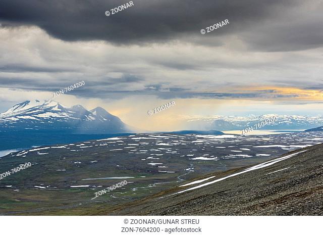 Regenschauer am Akkamassiv, Stora Sjoefallet Nationalpark, Welterbe Laponia, Norrbotten, Lappland, Schweden, August 2015