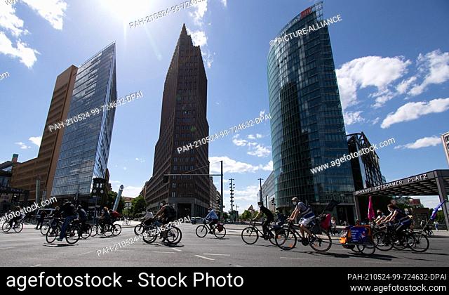 24 May 2021, Berlin: Participants of the bicycle demonstration ""Stop the A100 - for a liveable Berlin"" ride across Potsdamer Platz