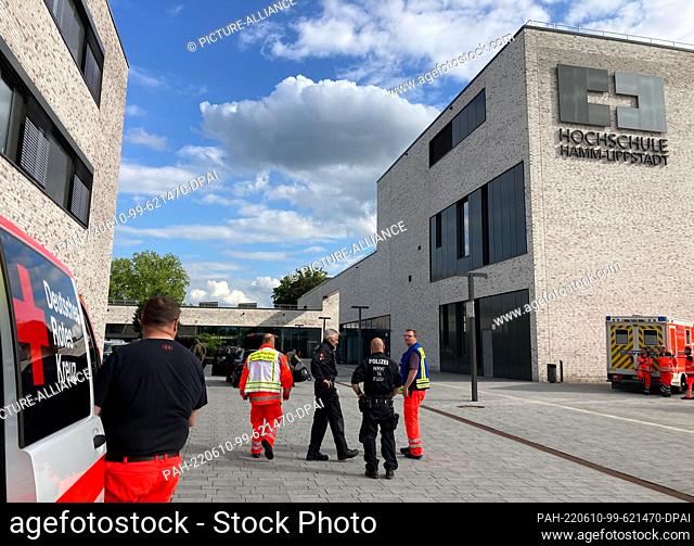 10 June 2022, North Rhine-Westphalia, Hamm: Police forces are on duty on the premises of the Hamm-Lippstadt University of Applied Sciences