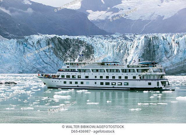 Johns Hopkins Inlet. Cruiseboat 'Spirit of Endeavour'. Johns Hopkins Glacier. Glacier Bay National Park. Southeast Alaska. USA