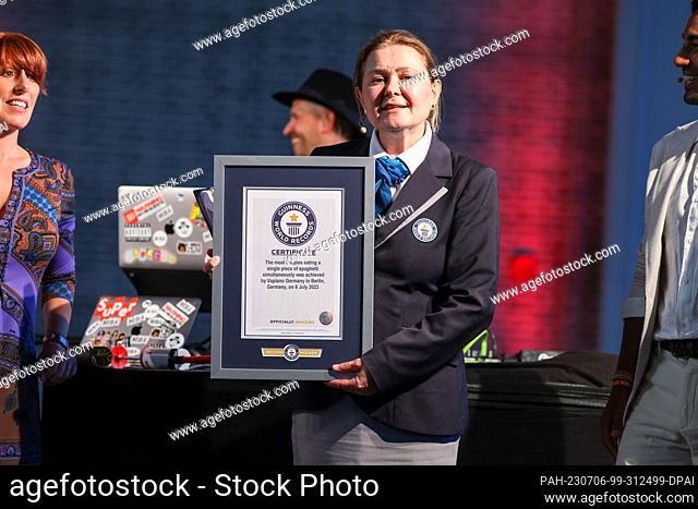 06 July 2023, Berlin: Seyda Subasi Gemici, Guinness World Records employee, holds the official certificate of the ""Guinness World Records"" at the world record...