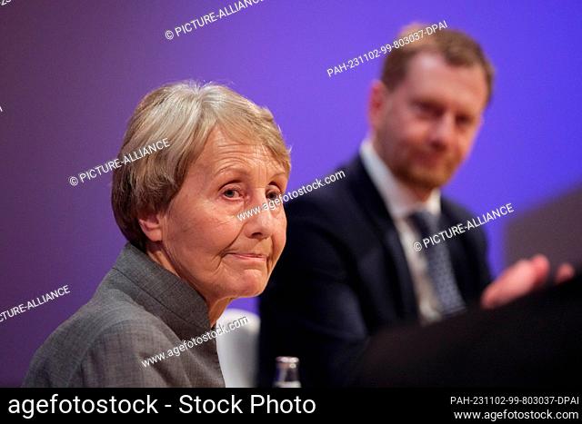 02 November 2023, Saxony, Leipzig: Brigitte Seebacher (l), historian, journalist and publicist, sits next to Michael Kretschmer (CDU)