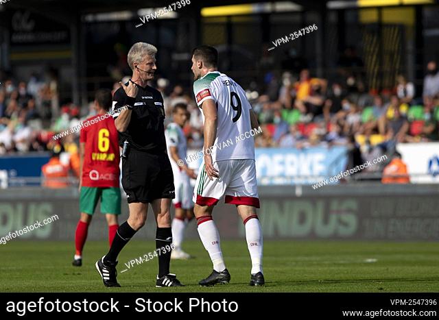 Referee Christof Dierick and OHL's Thomas Henry pictured during a soccer match between KV Oostende and Oud-Heverlee Leuven