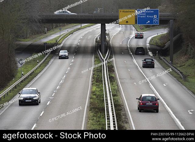 05 January 2023, Hessen, Frankfurt/Main: Cars drive along the L3005 near Eschborn. The connection is one of the busiest routes in Hesse