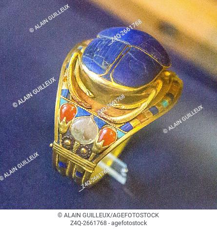 Egypt, Cairo, Egyptian Museum, Tutankhamon jewellery, from his tomb in Luxor : Bracelet with floral motives and scarab. Gold