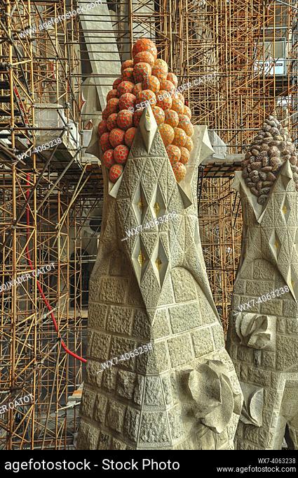 ENG::Pinnacle with a basket of autumn fruits, next to the Passion Façade of the Sagrada Familia (Barcelona, Catalonia, Spain)