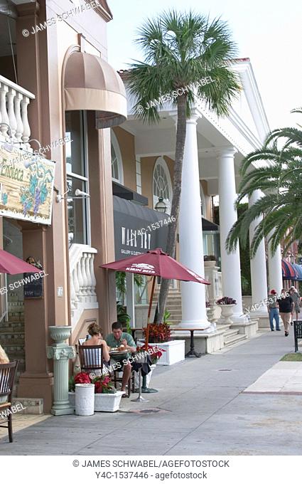 ST ARMANDS CIRCLE SHOPPING AREA ON LIDO KEY IN SARASOTA FLORIDA COUPLE EATING AT OUTDOOR CAFE