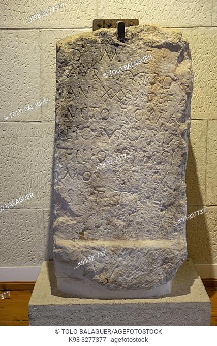 Ara funeraria de Aurelius Pyrro, siglo II, Museo-Centro de Interpretación del parque arqueológico de Segóbriga, Saelices, Cuenca, Castilla-La Mancha, Spain