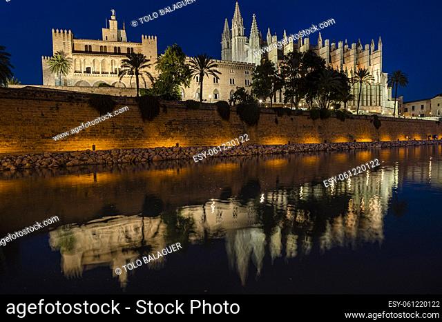 Cathedral and La Almudaina, Royal Alcazar of the city of Palma de Mallorca, Balearic Islands, Spain