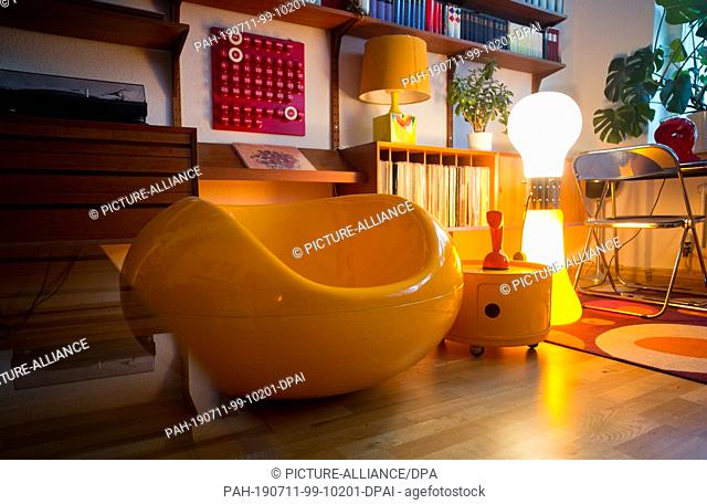 02 July 2019, Germany (German), Berlin: A floor lamp by Carlo Nason with the name ""Birillo"", a furniture container by Anna Castelli with the name...