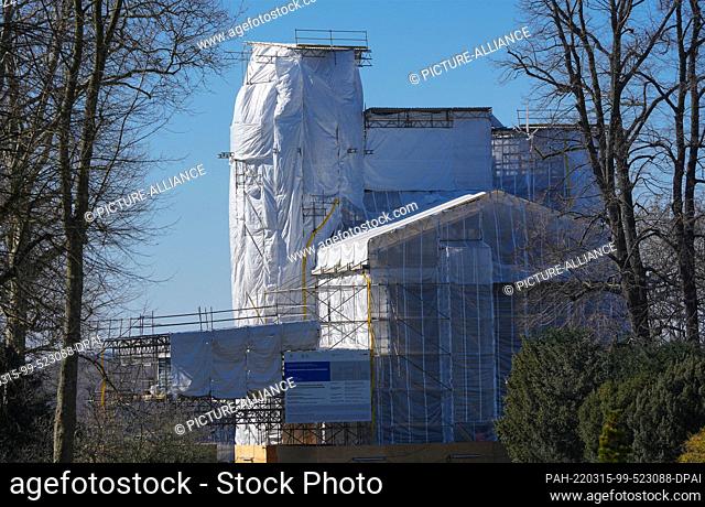 09 March 2022, Berlin: The palace on Peacock Island is covered with a white tarpaulin. The Prussian Palaces and Gardens Foundation (Stiftung Preußische...
