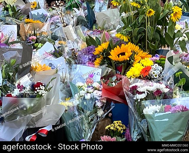 London, United Kingdom. 9th September 2022. Large numbers of people have gathered to lay floral tributes at the gates of the Buckingham Palace as Britain began...