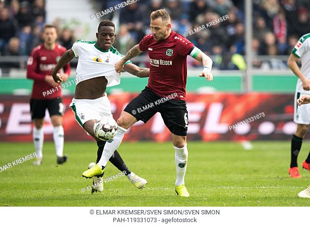 Denis ZAKARIA (left, MG) versus Marvin BAKALORZ (H), action, duels, football 1st Bundesliga, 29th matchday, Hanover 96 (H) - Borussia Monchengladbach (MG) 0: 1