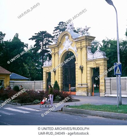 Der Eingang zu Schloss Feštetics in Keszthely, Ungarn 1984. The entrance to Feštetics'Palace in Keszthely, Hungary 1984