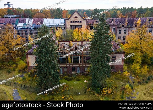 25 October 2021, Brandenburg, Beelitz: The surgery building on the site of the former pulmonary sanatoriums in Beelitz-Heilstätten