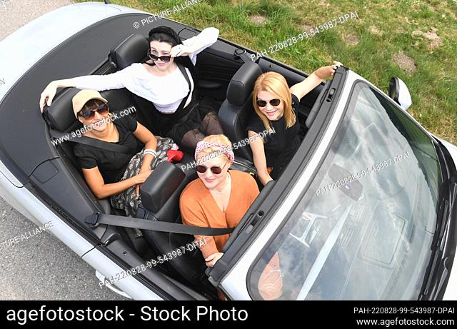 27 August 2022, Bavaria, Steinhöring: Dpa-Exclusive: The actresses of the series ""Dahoam is Dahoam"" Silke Popp, (at the wheel) Sybille Waury