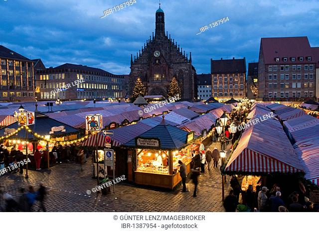 Christmas Market, Church of Our Lady, Hauptmarkt square, historic town, Nuremberg, Middle Franconia, Franconia, Bavaria, Germany, Europe