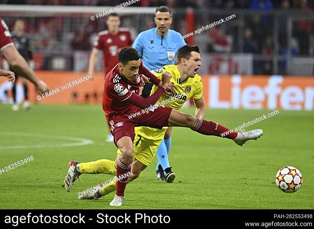 Jamal MUSIALA (FC Bayern Munich), action, duels versus Giovani LO CELSO (Villarreal). Soccer Champions League/ quarter-finals FC Bayern Munich - Villarreal CF...