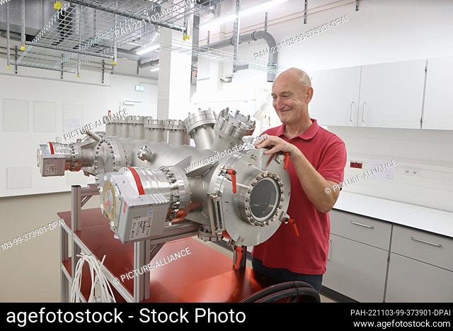 03 November 2022, Thuringia, Jena: Frank Schorcht, employee of the Helmholtz Institute, stands at an X-ray diagnosis machine in the new building