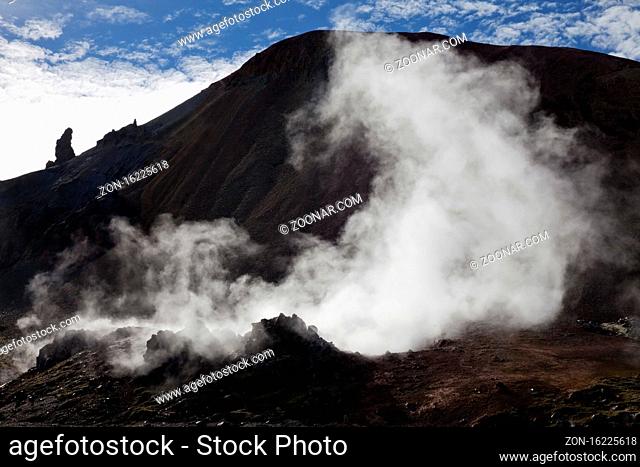 Dampf von einer heissen Schwefelquelle vor dem Vulkan Brennisteinsalda, Landmannalaugar, Fjallabak Nationalpark, Island, Europa