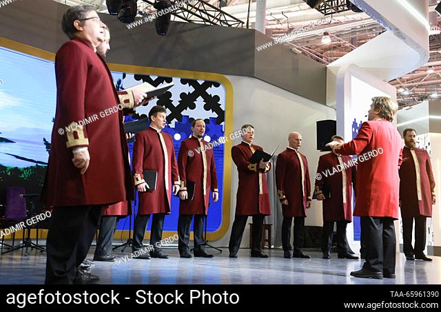 RUSSIA, MOSCOW - 21 de diciembre de 2023: Monasterio Valaam El coro realiza en la inauguración del Día de la República de Karelia durante la exposición...