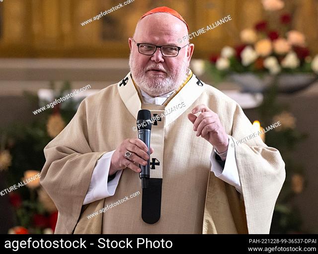28 December 2022, Bavaria, Bad Tölz: Cardinal Reinhard Marx, Archbishop of Munich and Freising, takes part in the sending out service for the 2023 carol singing...