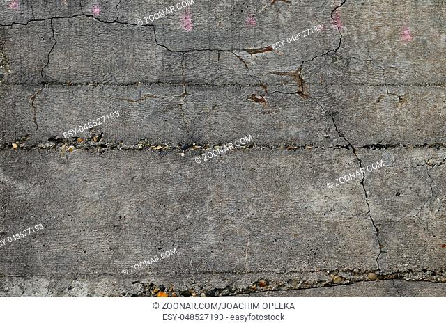 Hintergrund: verwitterte Betonwand Background: weathered concrete wall