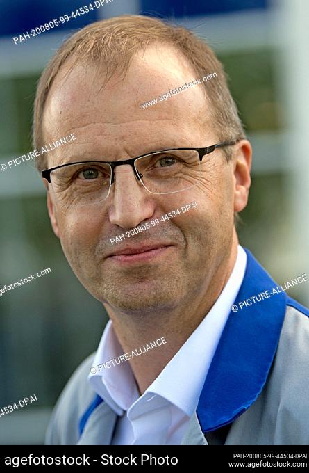29 July 2020, Saxony-Anhalt, Bitterfeld-Wolfen: Thomas Olszowy, plant manager of the Wolfen foil plant, stands in front of the plant