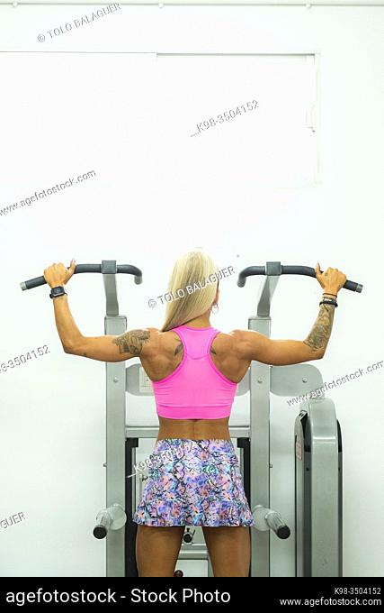 mujer entrenando en un gimnasio de maquinas, llucmajor, Mallorca